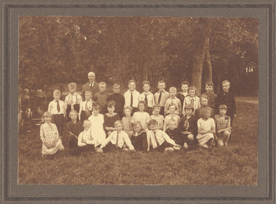 foto-15384 Groep openbare lagere school, 1900