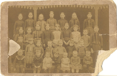 15390 Groep kinderen van de Bewaarschool (?) te Medemblik omstreeks 1890, 189-?