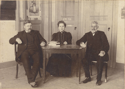 foto-16028 Onderwijzend personeel van de openbare lagere school te Oostwoud, ca. 1910