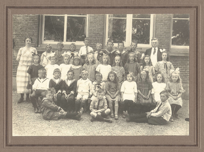 foto-16045 Openbare lagere school te Oostwoud, ca. 1920