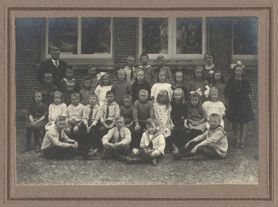 foto-16047 Openbare lagere school te Oostwoud, ca. 1920