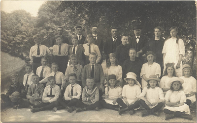 foto-16219 Leerlingen van de openbare lagere school Midwoud op schoolreis, ca. 1920