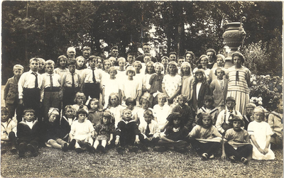 foto-16220 Leerlingen van de openbare lagere school Midwoud op schoolreis, ca. 1920