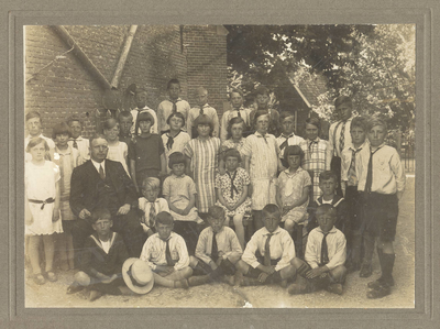 16599 De klas van meester A. Pols, omstreeks 1925, ca. 1920