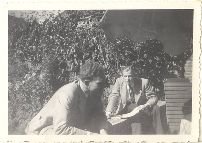 foto-16790 Jan Eisman en Gé Struik, leerlingen van de Hogere Burgerschool Enkhuizen, 1945