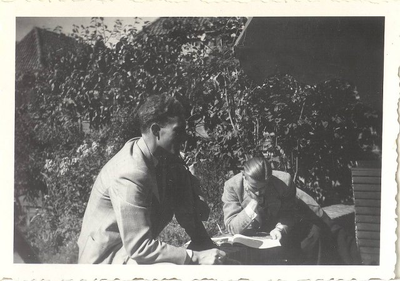 foto-16791 Jan Eisman en Gé Struik, leerlingen van de Hogere Burgerschool Enkhuizen, 1945