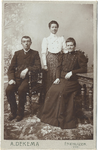 foto-17888 Weesvader en moeder Boogaard met dochter, 1900