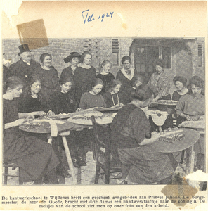foto-17944 De Kantwerkschool te Wijdenes heeft een geschenk aangeboden aan Prinses Juliana..., 1924