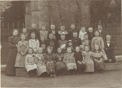 foto-18120 Schoolfoto van de 2e klas van de O.L. School op de Kerkweg Venhuizen. ca. 1905. Rechts meester U. Dorhout en ...