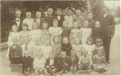 foto-18121 O.L. School Venhuizen. Schoolfoto van de 3e klas Meester U. Dorhout links en meester Ott, rechts. ca. 1905, 190-?