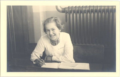 20250 R. Snoek, leerling van de Huishoud- en Industrieschool voor meisjes, ca. 1930