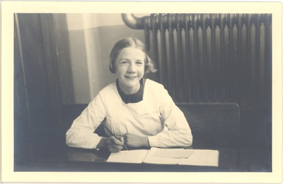 20251 A. Bronger (?), leerling van de Huishoud- en Industrieschool voor meisjes, ca. 1930