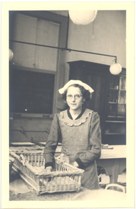 20256 Leerlinge poseert in lokaal van de Huishoud- en Industrieschool voor meisjes, ca. 1930