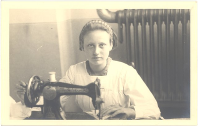 20257 E. Bron, leerling van de Huishoud- en Industrieschool voor meisjes, ca. 1930