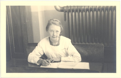 20261 R. Voorm, leerling van de Huishoud- en Industrieschool voor meisjes, ca. 1930