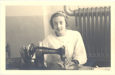 20263 Dieuwertje Doets, leerling van de Huishoud- en Industrieschool voor meisjes, ca. 1930