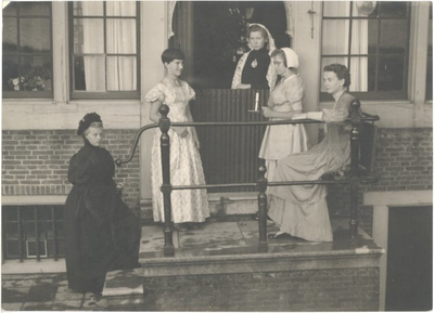 20264 Leerlingen van de Huishoud- en Industrieschool voor meisjes poseren in historische kledij, ca. 1930