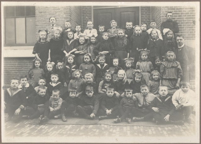 foto-22215 Leerlingen en onderwijzer Sine Kroese van de Timotheüsschool te Enkhuizen, 1924