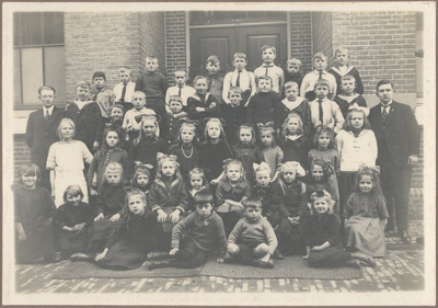foto-22216 Leerlingen en onderwijzers De Vries en De Boer van de Timotheüsschool te Enkhuizen, 1924