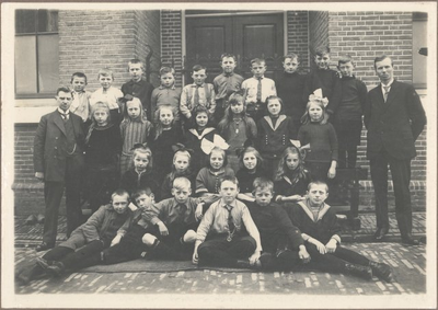 foto-22217 Leerlingen en onderwijzers van de Timotheüsschool te Enkhuizen, 1924