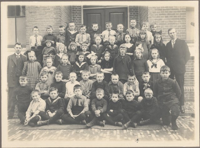 foto-22218 Leerlingen en onderwijzers van de Timotheüsschool te Enkhuizen, 1924