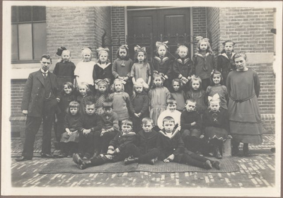 foto-22219 Leerlingen en onderwijzers van de Timotheüsschool te Enkhuizen, 1924