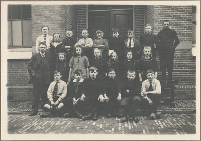 foto-22220 Leerlingen en onderwijzer Sine Kroese van de Timotheüsschool te Enkhuizen, 1924