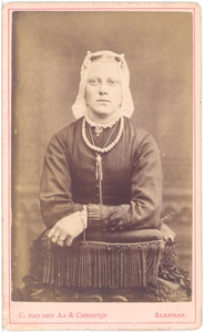 22286 Portret van een jonge vrouw, 188-?