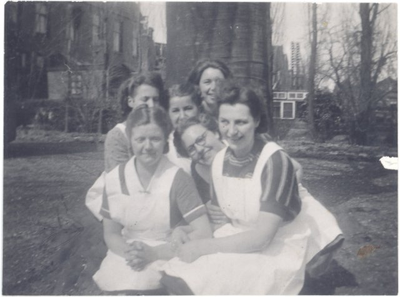 23722 Huishoudelijk personeel van huize Avondlicht te Hoorn. omstreeks 1940, 1945