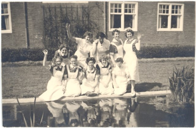 23723 Huishoudelijk personeel van huize Avondlicht te Hoorn. omstreeks 1940, 1945