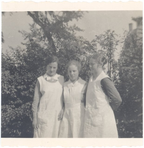 23727 Huishoudelijk personeel van Huize Avondlicht omstreeks 1940, 1945