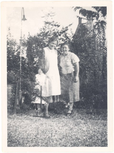 23734 Huishoudelijk personeel van Huize Avondlicht omstreeks 1940, 1945