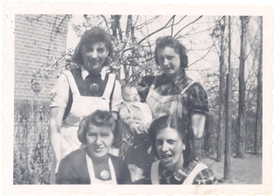 23740 Huishoudelijk personeel van Huize Avondlicht omstreeks 1940, 1945