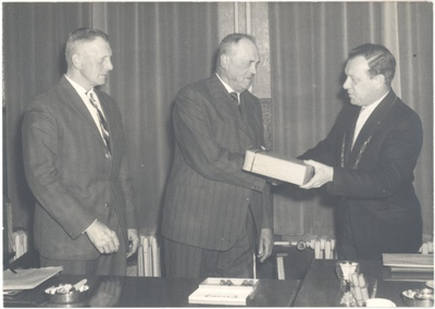 foto-24266 N.Neuvel en P. Grootjes, 12 1/2 jaar lid van de woonruimtecommissie gemeente Grootebroek, ca. 1965