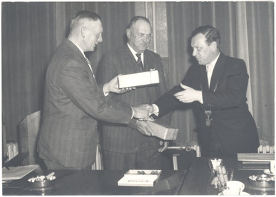 foto-24267 N.Neuvel en P. Grootjes, 12 1/2 jaar lid van de woonruimtecommissie gemeente Grootebroek, ca. 1965