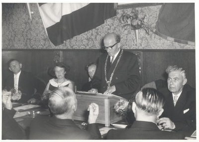 foto-24278 Installatie L.P.H. Schepers als nieuwe burgemeester van Grootebroek, 1958