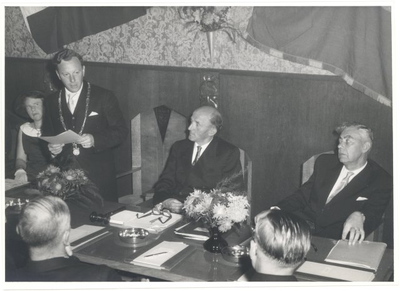 foto-24282 Installatie L.P.H. Schepers als nieuwe burgemeester van Grootebroek, 1958
