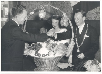 foto-24284 Installatie L.P.H. Schepers als nieuwe burgemeester van Grootebroek, 1958