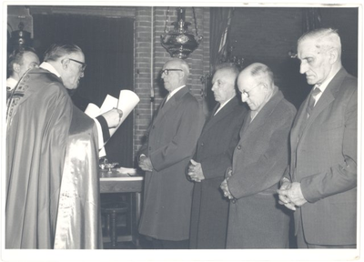 foto-26210 Uitreiking onderscheiding door pastoor F.H.M. Lohman, ca. 1965