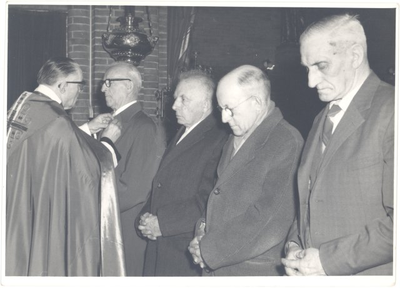 foto-26211 Uitreiking onderscheiding door pastoor F.H.M. Lohman, ca. 1965