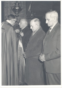 foto-26212 Uitreiking onderscheiding door pastoor F.H.M. Lohman, ca. 1965