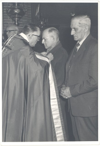foto-26213 Uitreiking onderscheiding door pastoor F.H.M. Lohman, ca. 1965