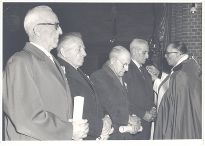 foto-26214 Uitreiking onderscheiding door pastoor F.H.M. Lohman, ca. 1965