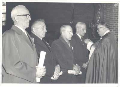 foto-26215 Uitreiking onderscheiding door pastoor F.H.M. Lohman, ca. 1965