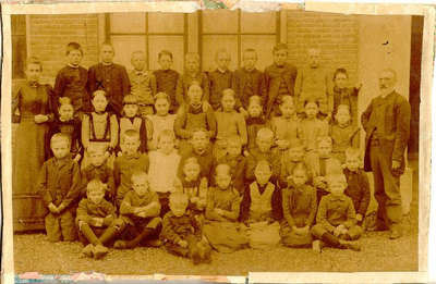 foto-3040 Klassefoto van de openbare lagere school Berkhout, 1895, 1895