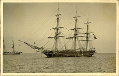 foto-5278 Opleidingschip 'Urania' voor de rede van Hoorn, 1900