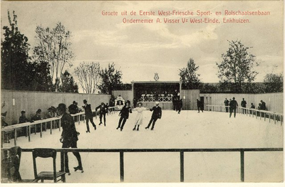 5757 Groete uit de Eerste West-Friesche Sport- en Rolschaatsenbaan : Ondernemer A. Visser Vz. West-Einde, Enkhuizen, ca. 1910