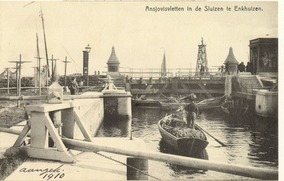 5786 Ansjovisvletten in de Sluizen te Enkhuizen, 190-?