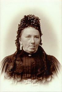 6180 Portret van Hermina Geziena Cats Wor-van der Voort, directrice Naaischool Enkhuizen, 188-?