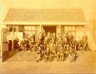 foto-6188 Leden van de schietvereniging Neêrlands Burgerwacht op hun oefenterrein aan het A.B.C. te Hoorn, ca. 1885